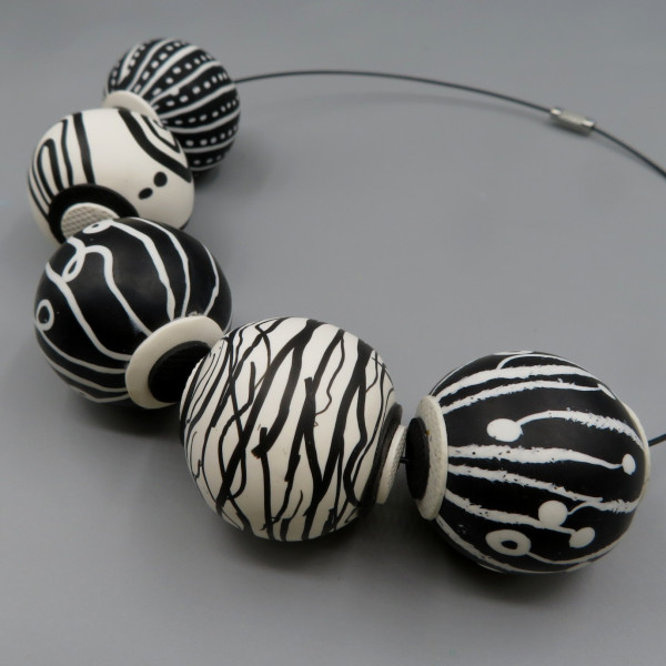 Hollow beads balck and white