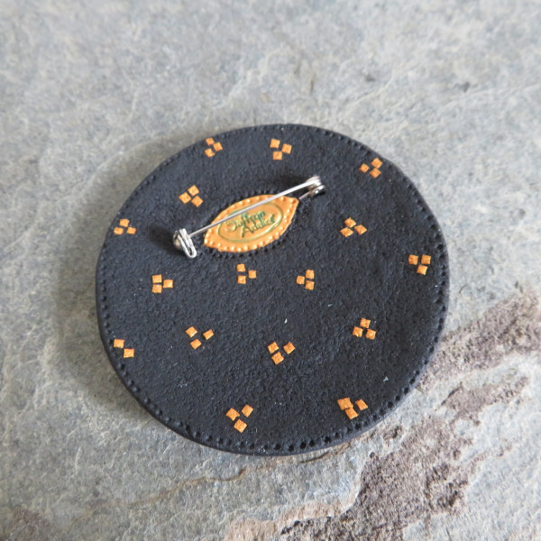 Round Faux batik Broch green