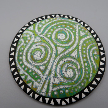 Round Faux batik Broch green